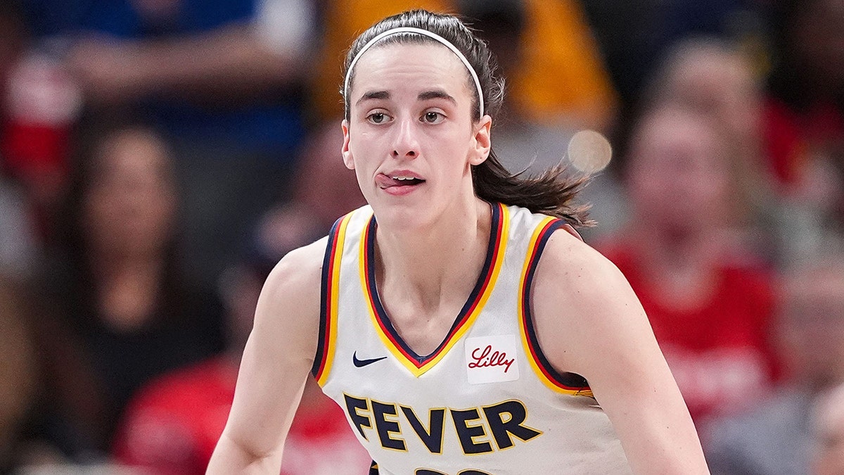 Caitlin Clark dribbelt den Ball