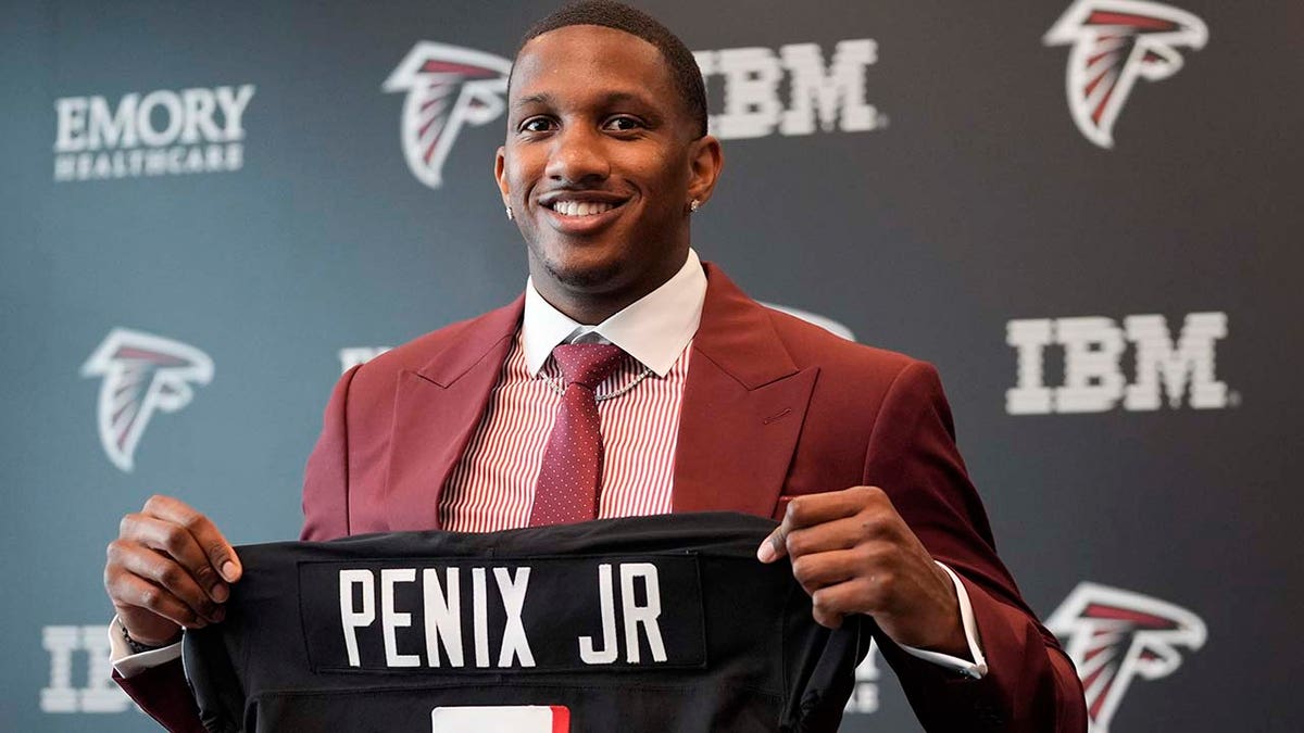 Michael Penix Jr. zeigt sein Trikot