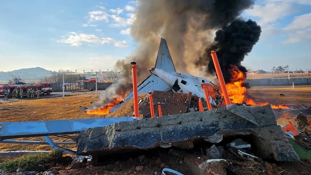 Klicken Sie hier, um das Video abzuspielen: „Flugzeugabsturz in Südkorea: 179 Tote, 2 Überlebende nach tödlichem Landebahnunfall“