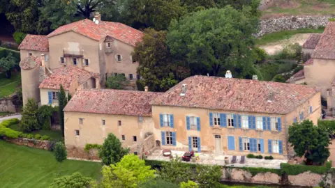 Das Château Miraval liegt im Südosten Frankreichs und das Gebäude ist traditionell mit blauen Fensterläden.