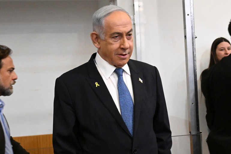 Der israelische Ministerpräsident Benjamin Netanjahu erscheint am Montag, dem 23. Dezember, zum fünften Tag seines Prozesses wegen Korruptionsvorwürfen vor dem Bezirksgericht in Tel Aviv, Israel.