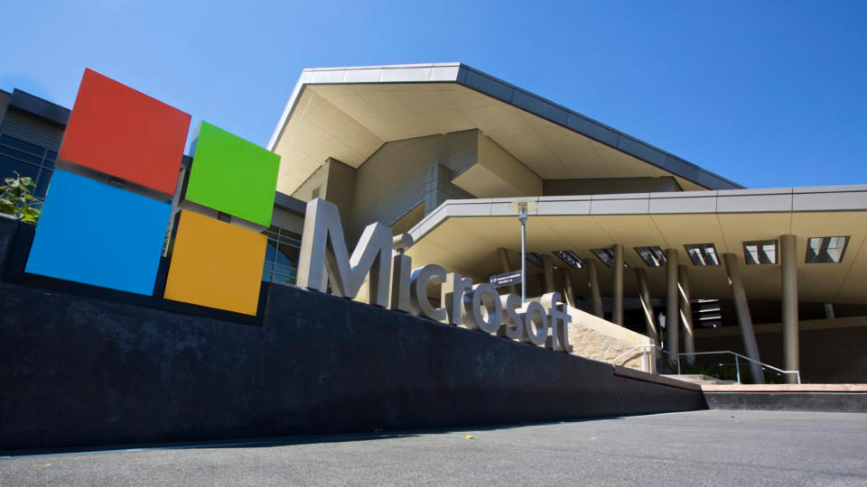 Eine vergrößerte Ansicht des Microsoft-Logoschilds vor dem Hauptsitz des Unternehmens.
