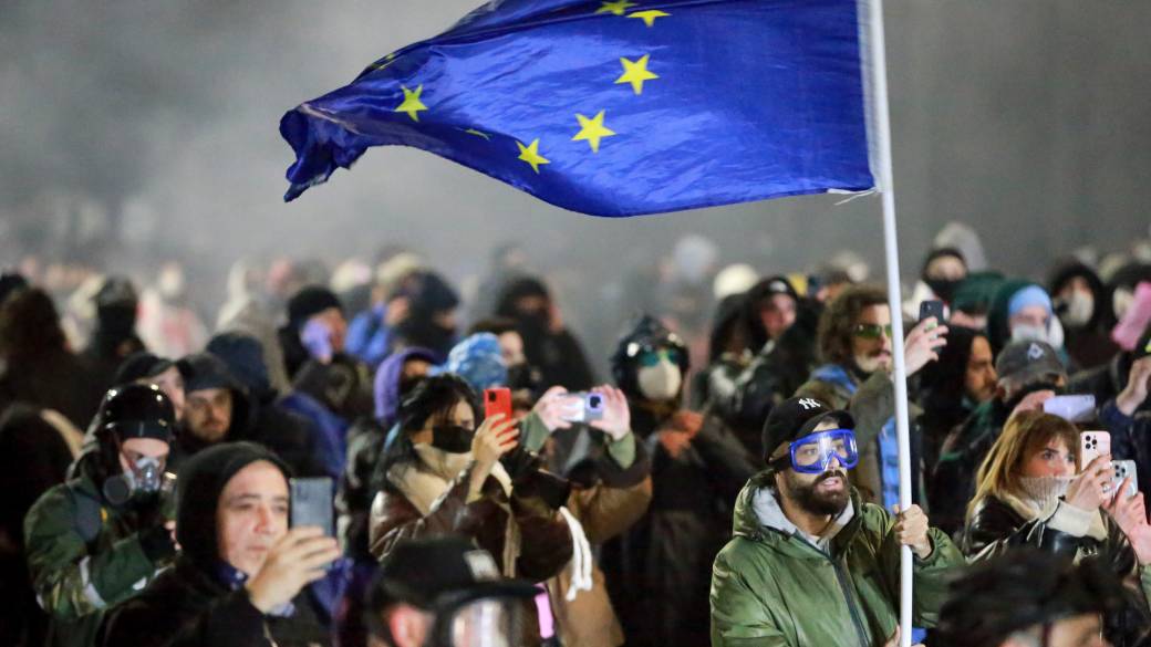 Klicken Sie hier, um das Video abzuspielen: „Proteste in Georgien: Tausende gehen zum zweiten Mal auf die Straße, nachdem die Regierung den EU-Bewerbungsantrag ausgesetzt hat“