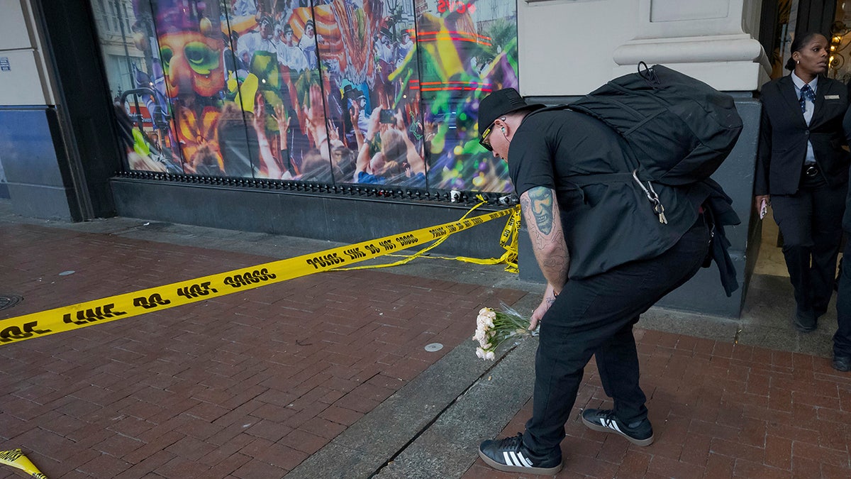 Ein Mann hinterlässt Blumen auf der Canal Street