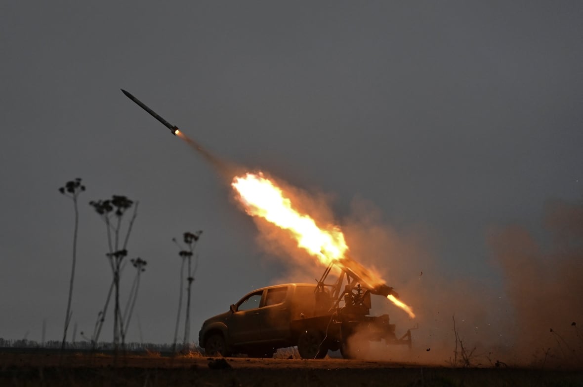 Mitglieder der Artillerieeinheit des Spezialgewehrbataillons der Regionalpolizei Saporischschja feuern ein kleines Mehrfachraketensystem (MLRS) auf russische Truppen an der Front ab.