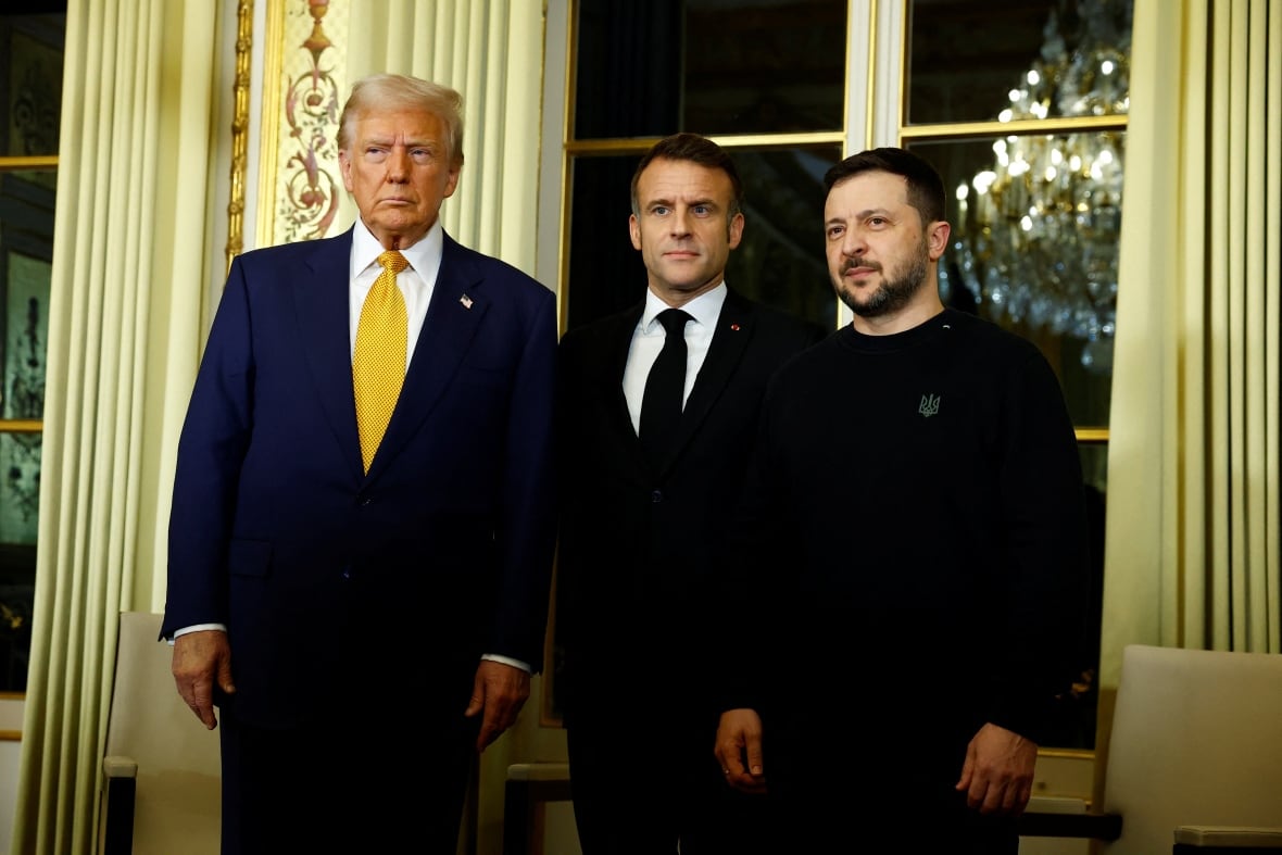 Der französische Präsident Emmanuel Macron posiert mit dem designierten US-Präsidenten Trump und dem ukrainischen Präsidenten Wolodymyr Selenskyj vor einem dreiseitigen Treffen im Elysée-Palast in Paris.