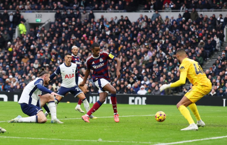LONDON, ENGLAND – 4. JANUAR: Alexander von Newcastle United während des Premier-League-Spiels zwischen Tottenham Hotspur FC und Newcastle United FC im Tottenham Hotspur Stadium am 4. Januar 2025 in London, England – Isak besiegte Brandon Austin von Tottenham Hotspur und erzielte den zweiten Treffer seiner Mannschaft Ziel. (Foto von Alex Pantling/Getty Images)
