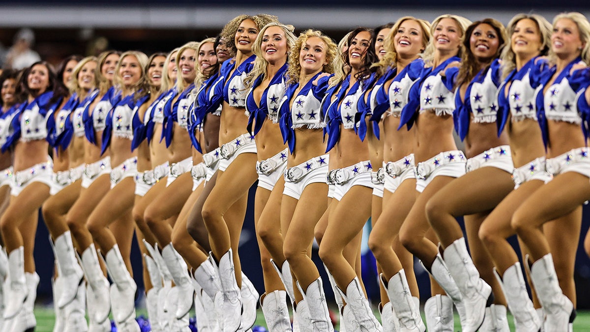 Cheerleader der Cowboys stellen sich auf