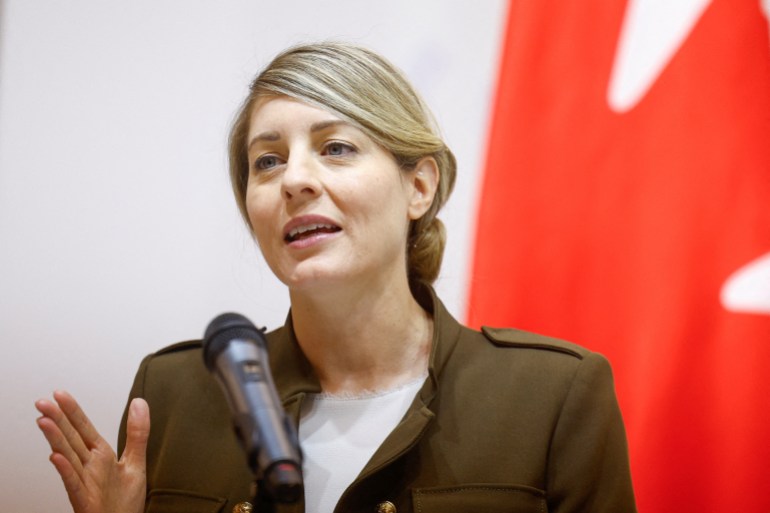 Die kanadische Außenministerin Mélanie Joly spricht am Mikrofon