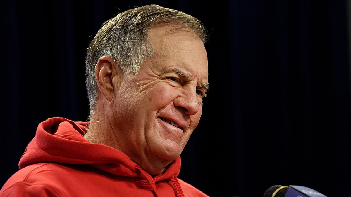 Bill Belichick lächelt