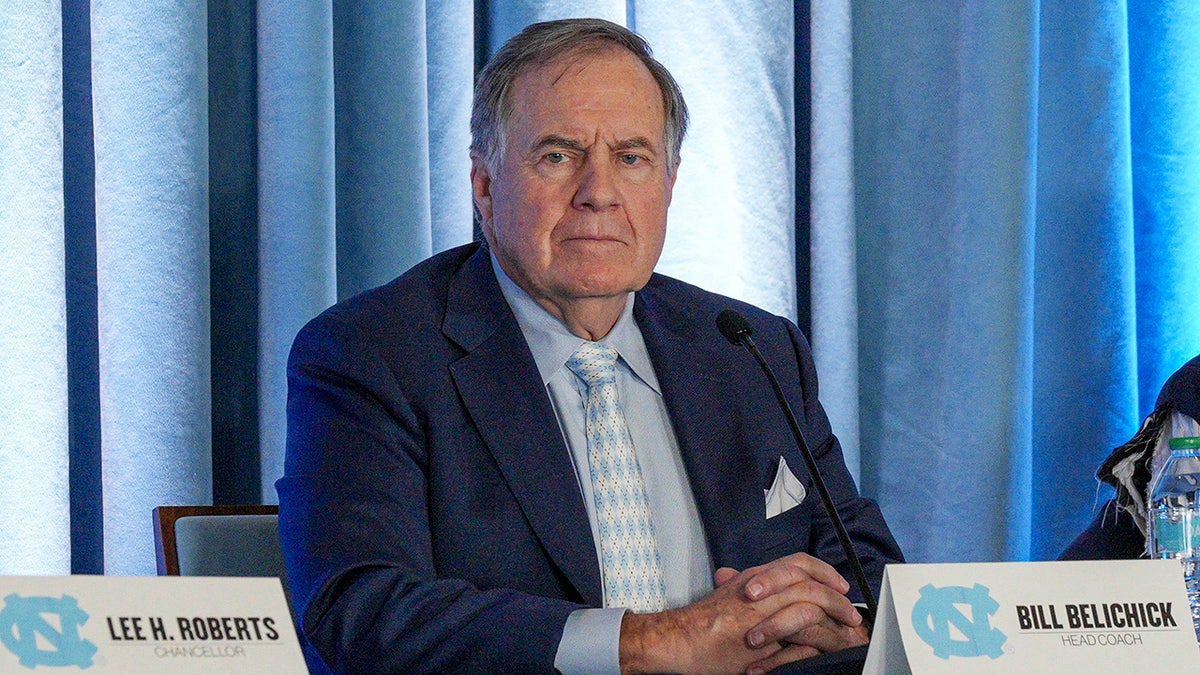Bill Belichick beantwortet Fragen der Medien