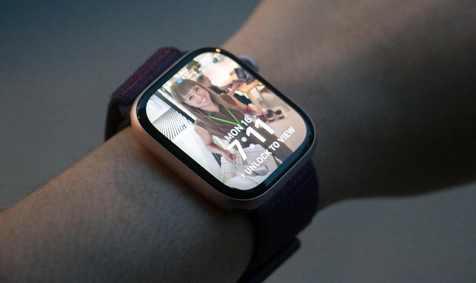 Befestigen Sie die Apple Watch Series 10 mit dem auf dem Startbildschirm geöffneten Fotogesicht an Ihrem Handgelenk und halten Sie es in die Luft.