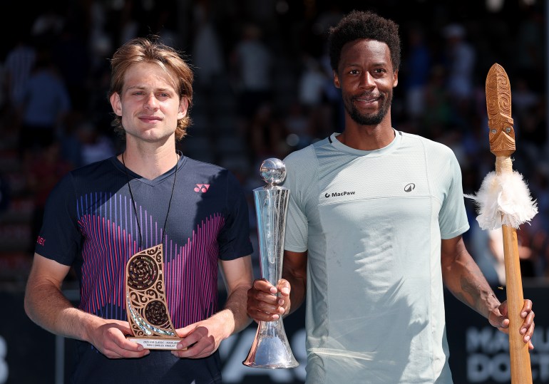 AUCKLAND, NEUSEELAND – 11. JANUAR: Der Belgier Zizou Bergs (links) und der Franzose Gael Monfils (rechts) posieren mit der Trophäe nach dem Herren-Einzelfinale im ASB Tennis Centre am 13. Tag des ASB Classic (Foto aufgenommen am 11. Januar). 2025) Auckland, Neuseeland. (Foto von Phil Walter/Getty Images)