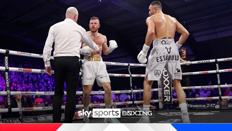 Callum Simpson erzielte in der zweiten Runde einen kontroversen TKO-Sieg über Steed Woodall, als der Schiedsrichter eingriff.