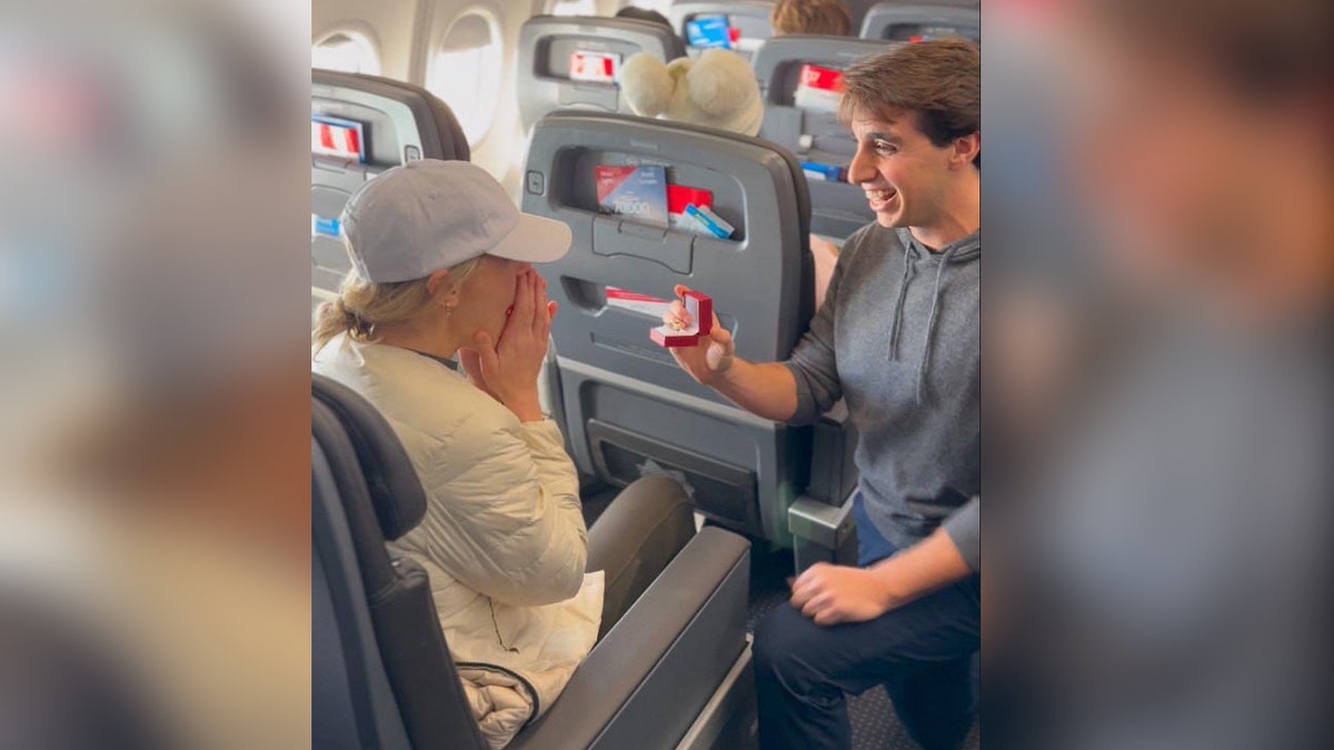 Mann macht seiner Freundin im SWNS-Flugzeug einen Heiratsantrag