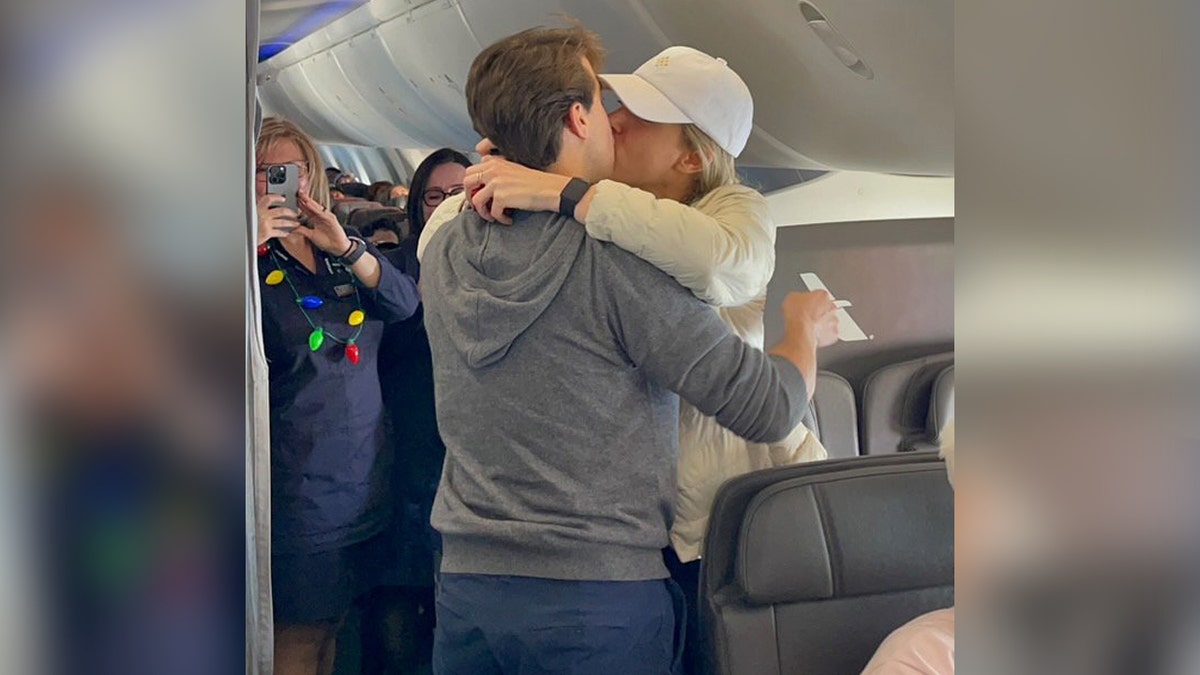 Mann macht seiner Freundin im SWNS-Flugzeug einen Heiratsantrag