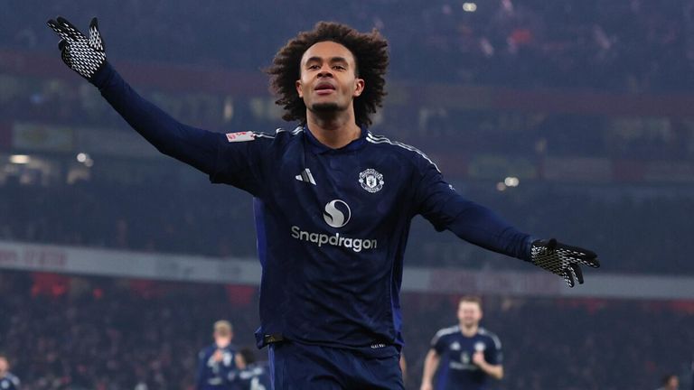Joshua Zirkzee jubelt, nachdem er beim Elfmeterschießen-Sieg von Manchester United gegen Arsenal den entscheidenden Elfmeter geschossen hat