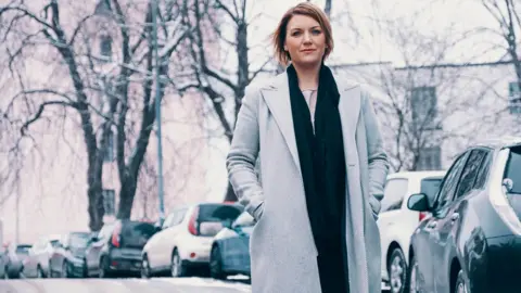 Christina Vu Kristina Vu, Geschäftsführerin des norwegischen EV-Verbandes, steht auf einer verschneiten Straße.