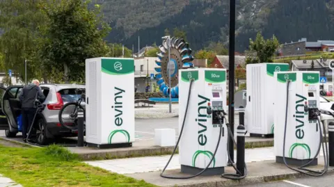 Ladestation für Elektroautos im Dorf Eidfjord, Norwegen