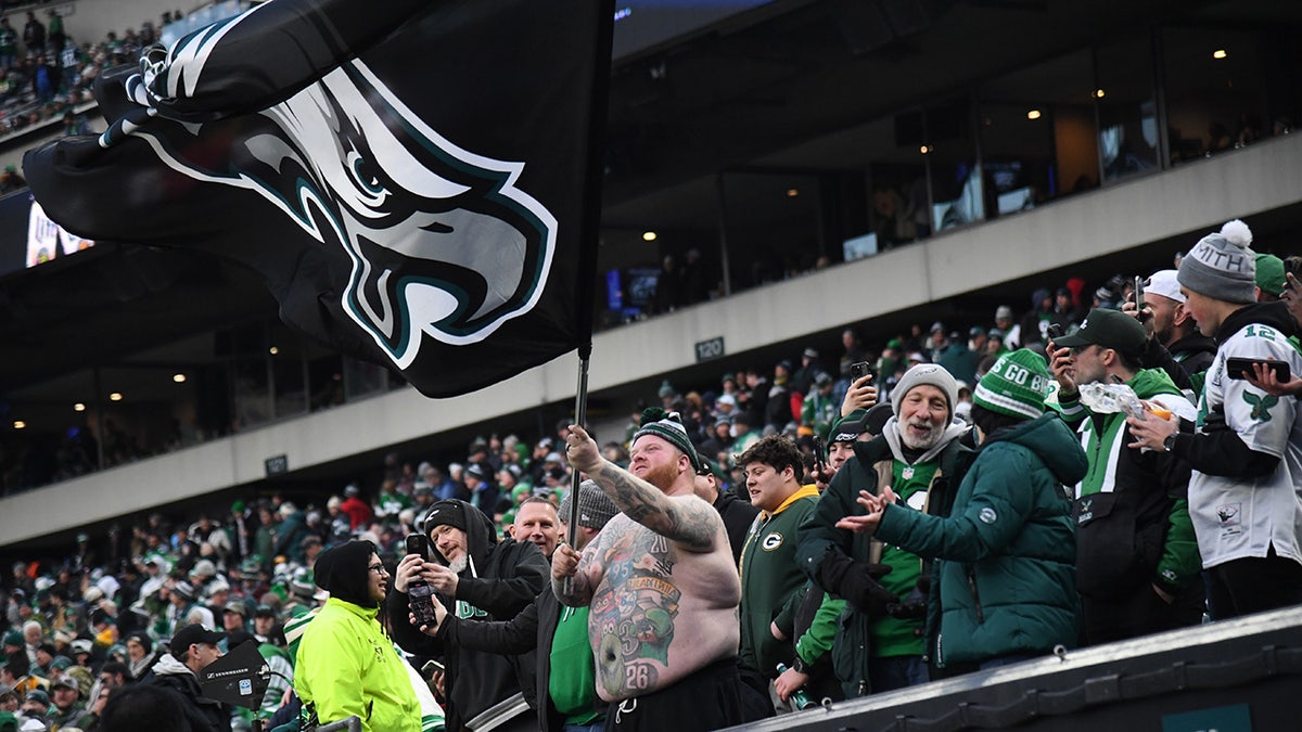 Eagles-Fans schwenken Fahnen