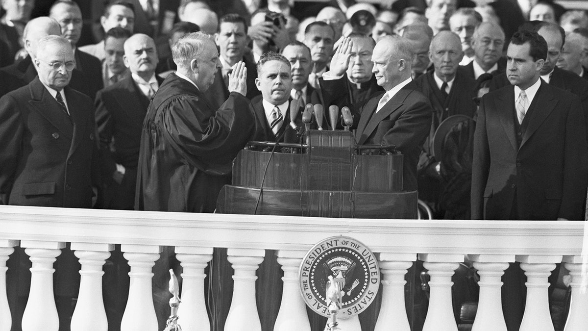 Dwight Eisenhower (Mitte rechts) nimmt den Amtseid von Oberster Richter Fred Moore Vinson (Mitte links) ab. Ganz links ist der scheidende Präsident Harry Truman und ganz rechts der neue Vizepräsident Richard Nixon.