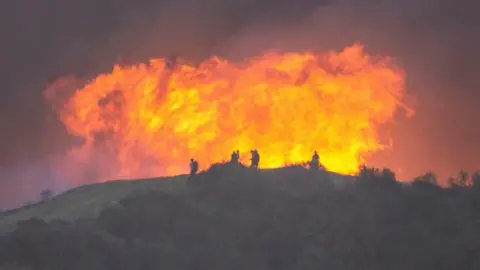 Reuters-Feuerwehrleute kämpfen gegen das Feuer in Palisades (11. Januar 2025)