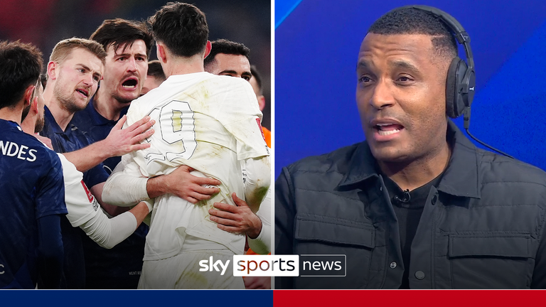 Manager Clinton Morrison reagiert auf den Elfmeter von Arsenal gegen Manchester United.