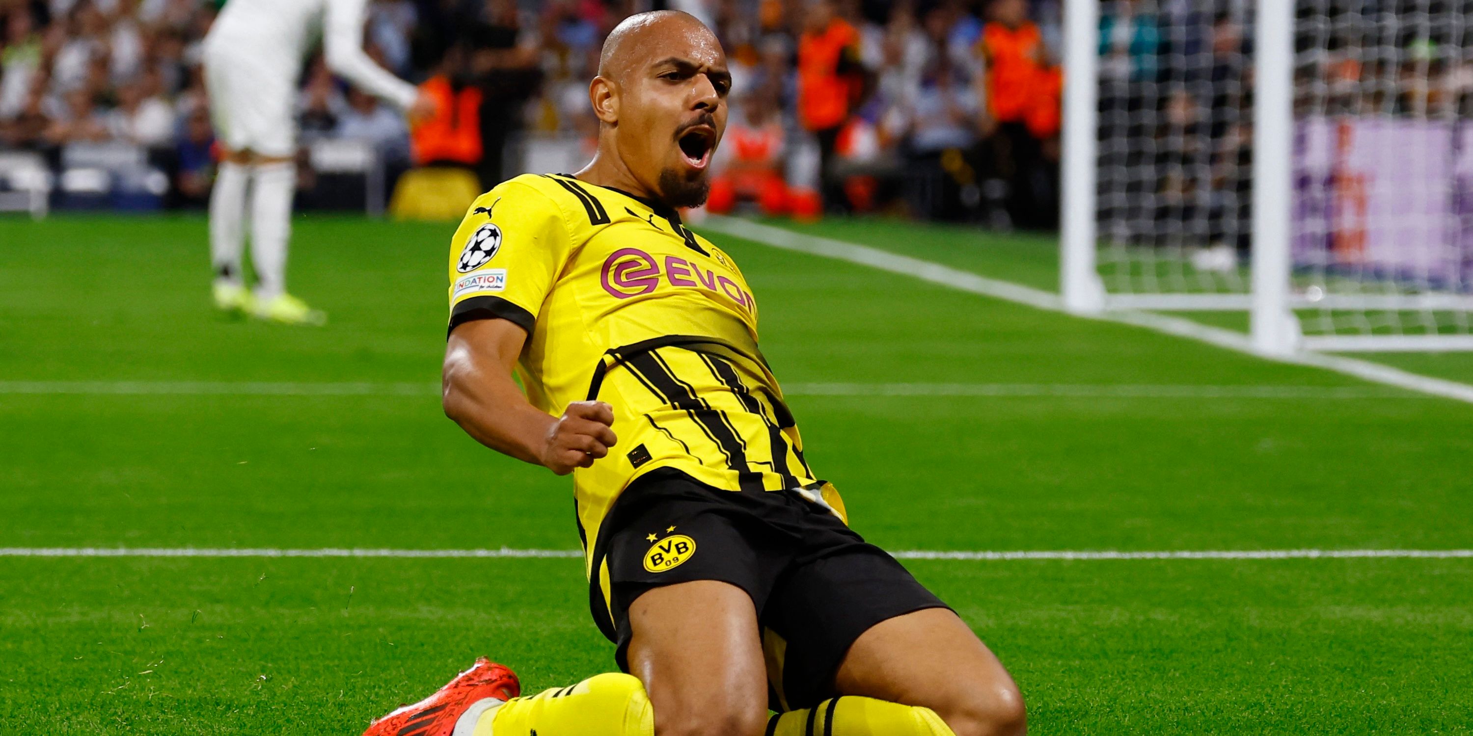 Donyell Malen von Borussia Dortmund feiert