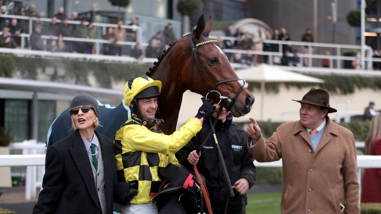 Lulamba mit Nico de Boinville und Nicky Henderson nach ihrem Sieg in Ascot