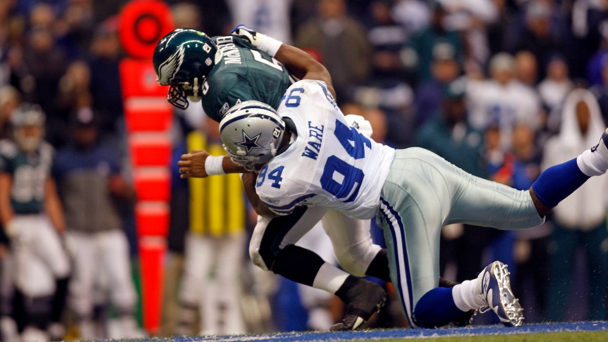 DeMarcus Ware von den Dallas Cowboys entließ Donovan McNabb (5) von den Philadelphia Eagles während des 10:6-Sieges der Eagles über die Cowboys im Texas Stadium in Irving, Texas.