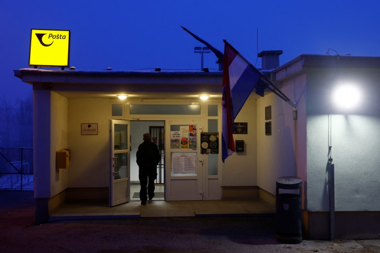 Eine Person betritt während der zweiten Runde der Präsidentschaftswahl in Zagreb, Kroatien, am 12. Januar 2025 ein Wahllokal. Reuters/Boruto Zivlovic