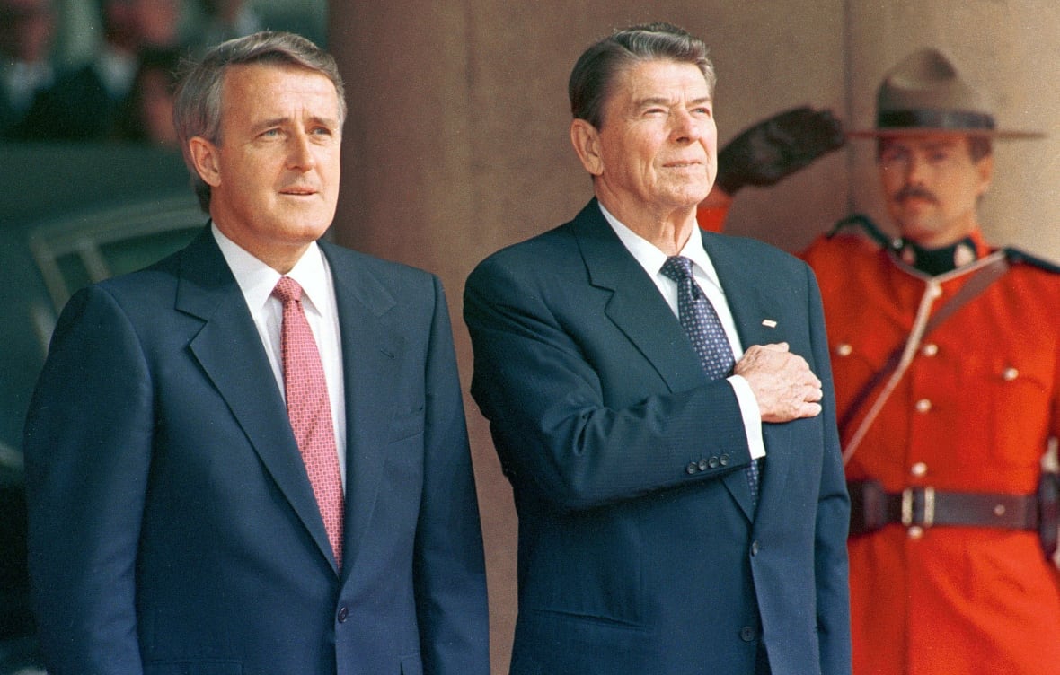 Brian Mulroney, Ronald Reagan und die Mounties stehen auf dem G7-Gipfel 1988 in Toronto Seite an Seite.