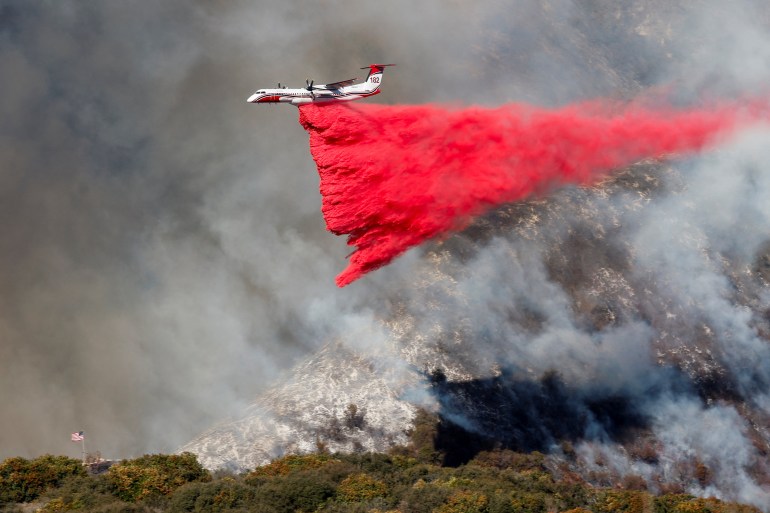 Flugzeug fängt in Los Angeles Feuer