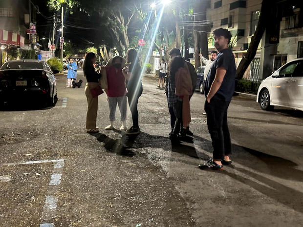 Menschen warten vor ihren Häusern und Gebäuden in Mexiko-Stadt 