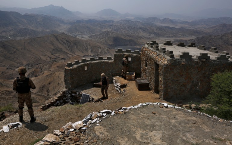 DATEI – Auf diesem Aktenfoto vom 3. August 2021 beobachten Truppen der pakistanischen Armee das Gebiet von einem Posten auf einem Hügel in der pakistanisch-afghanischen Region Khyber aus. Die pakistanischen Behörden haben am Montag, dem 8. November 2021, einen einmonatigen Waffenstillstand mit großen bewaffneten Gruppen angekündigt, die in den letzten 14 Jahren zahlreiche Angriffe auf Sicherheitskräfte und Zivilisten verübt haben. Regierungssprecher Fawad Chaudhry sagte auf Twitter, die afghanische Taliban-Regierung habe dazu beigetragen, einen Waffenstillstand zwischen der Regierung von Premierminister Imran Khan und den pakistanischen Taliban (TTP) zu ermöglichen. (AP Photo/Anjum Naveed, Datei)