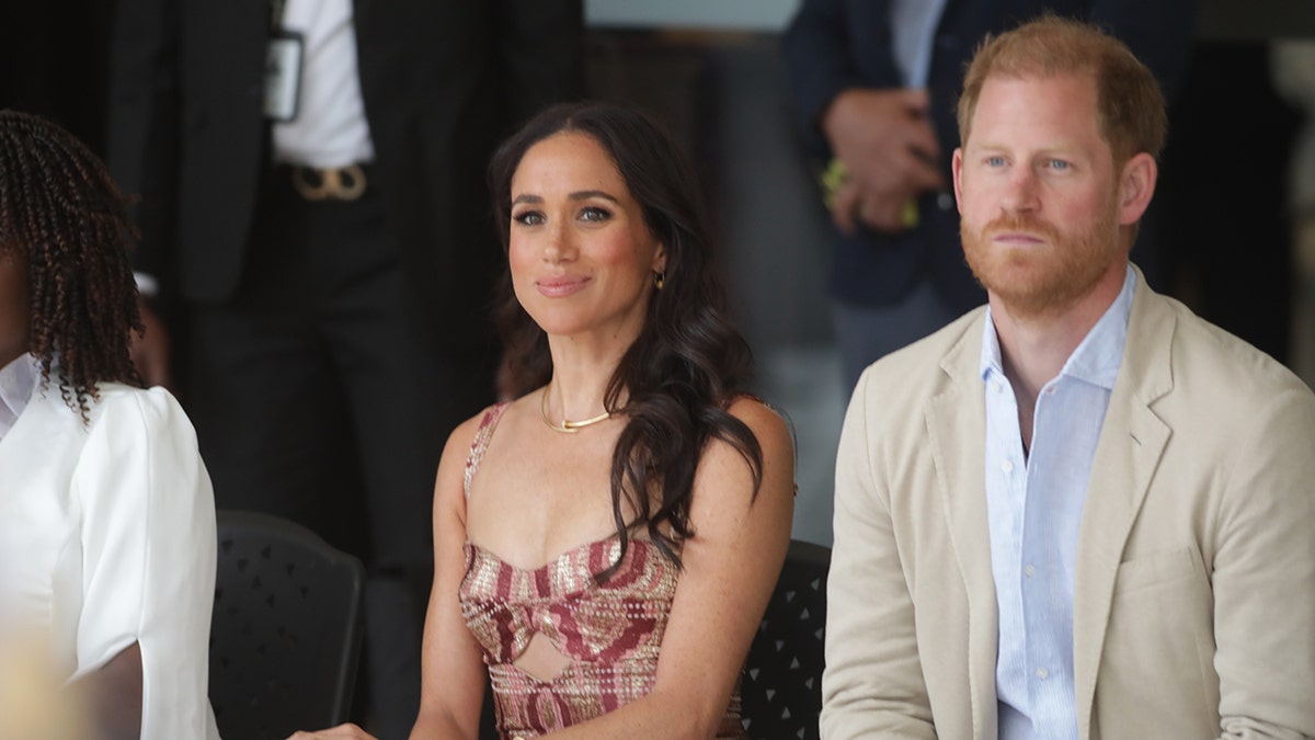 Prinz Harry und Herzogin Meghan sitzen zusammen.
