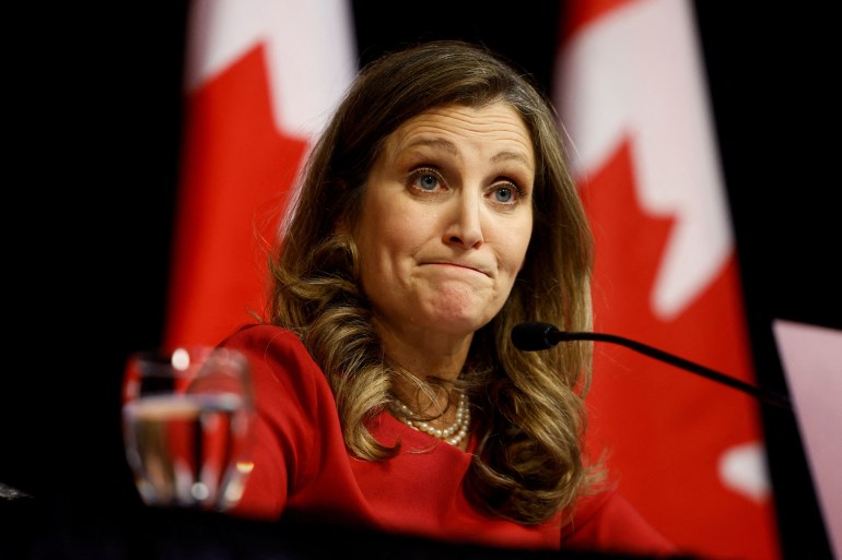 Dateifoto: Chrystia Freeland, stellvertretende Premierministerin und Finanzministerin Kanadas, gestikuliert während einer Pressekonferenz, bevor sie am 21. November 2023 in Ottawa, Kanada, das Wirtschaftsupdate für den Herbst vorstellt. Reuters/Blair Gable/File Photo
