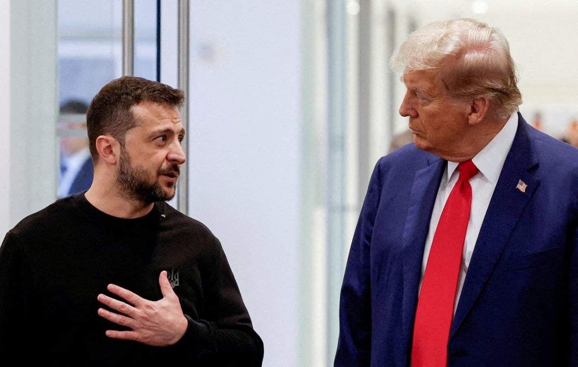 Der republikanische Präsidentschaftskandidat und ehemalige US-Präsident Donald Trump und der ukrainische Präsident Wolodymyr Selenskyj treffen sich im Trump Tower in New York City.