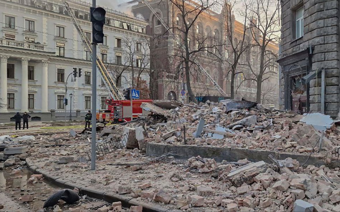 Ein Foto zeigt Trümmer auf der Straße eines nahegelegenen Gebäudes, wenige hundert Meter vom ukrainischen Präsidentenpalast entfernt, nach einem russischen Drohnenangriff in Kiew.
